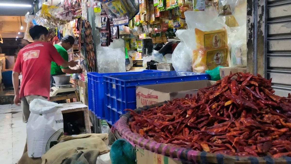 Foto ilustrasi : harga bapokmas terus alami penurunan di Pasar Kota Bandung. (Dimas / JE)