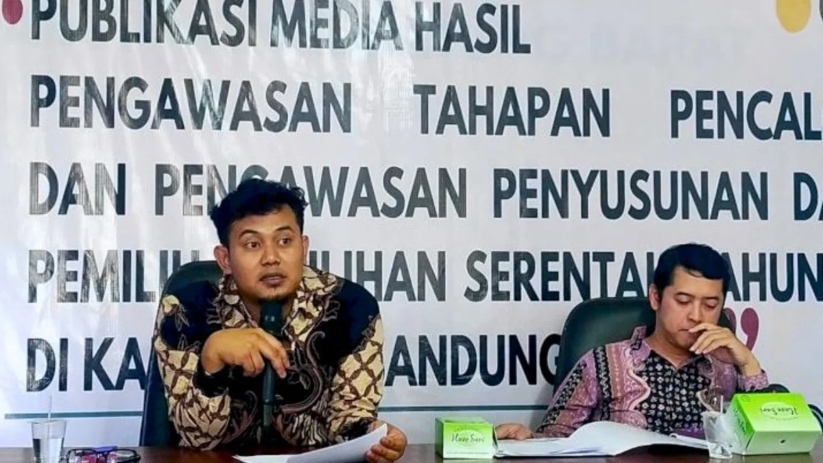Usai terjerat kasus penyalahgunaan narkoba, jabatan Riza Nasrul Falah (kiri) sebagai ketua Bawaslu KBB diganti oleh Ridwan Rahatja (kanan). Dok Jabar Ekspres/Suwitno