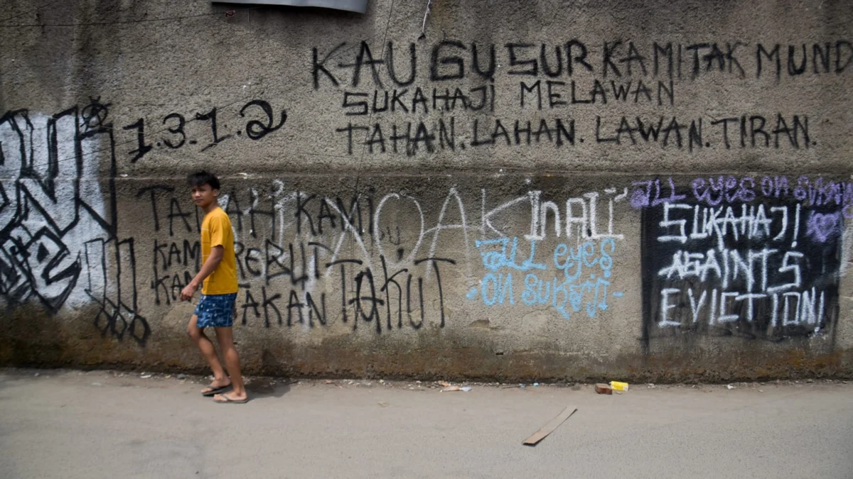 Seorang warga melintas di kawasan Gang Satata Sariksa, Sukahaji, Babakan Ciparay, Kota Bandung, Kamis (24/4). Foto: Dimas Rachmatsyah / Jabar Ekspres