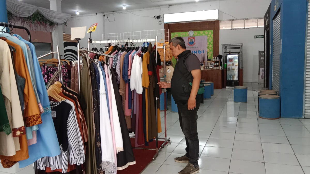 Gerai IKM Lantai Dua Pasar Cimindi yang Tampak Sepi Pengunjung (Mong)