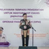 Bupati Ciamis Herdiat Sunarya saat meluncurkan 55 layanan publik dalam program Pelayanan Terpadu Pemerintah untuk Masyarakat Ciamis (Pepatah Manis) di Gedung Dakwah, Kecamatan Sindangkasih, Kamis (24/4/2025). (Cecep Herdi/Jabar Ekspres)