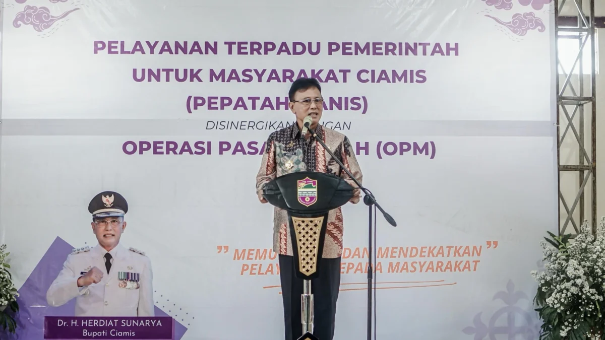 Bupati Ciamis Herdiat Sunarya saat meluncurkan 55 layanan publik dalam program Pelayanan Terpadu Pemerintah untuk Masyarakat Ciamis (Pepatah Manis) di Gedung Dakwah, Kecamatan Sindangkasih, Kamis (24/4/2025). (Cecep Herdi/Jabar Ekspres)