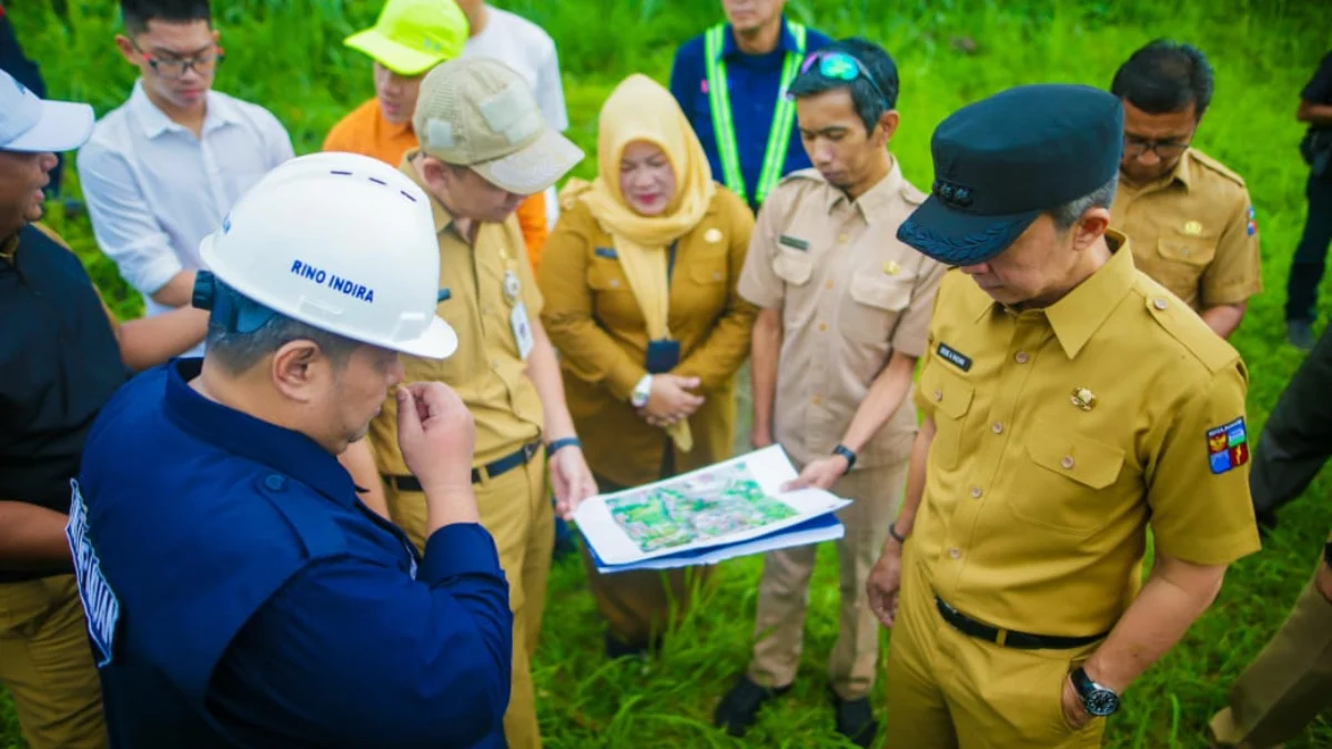 Pemkot Bogor Gerak Cepat Bangun Akses Baru Pengganti Jalan Saleh Danasasmita Wali Kota Bogor, Dedie A. Rachim saat meninjau lokasi akses jalan baru pengganti Jalan Saleh Danasasmita, Batutulis. (Foto: Diskominfo Kota Bogor)