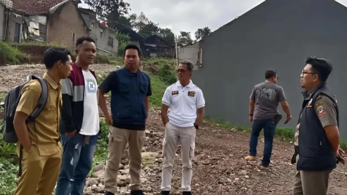 Satpol PP Sumedang saat peninjauan sekaligus penghentian sementara aktivitas penataan lahan, oleh Perumahan SBG yang berlokasi di wilayah Desa Cihanjuang, Kecamatan Cimanggung.