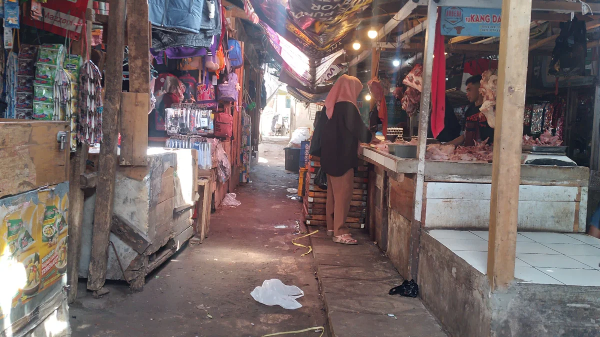 Pengamat Dorong Revitalisasi Pasar Parakanmuncang Cepat Dilakukan : Itu Pusat Aktivitas Ekonomi Rakyat! Ilustrasi: Kumuhnya Pasar Parakanmuncang di wilayah Desa Sindangpakuon, Kecamatan Cimanggung, Kabupaten Sumedang perlu segera direvitalisasi . (Yanuar Baswata/Jabar Ekspres)