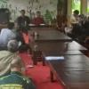 Pertemuan sejumlah petani dengan pihak Perumda Tirta Raharja terkait kekhawatiran sulitnya pasokan air baku yang dilaksanakan di wilayah Desa Cikoneng, Kecamatan Ciparay, Kabupaten Bandung.