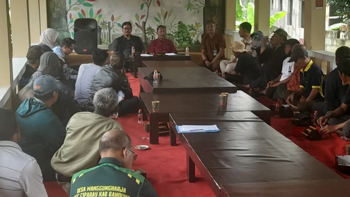 Air Jadi Rebutan, Petani Bandung Terjepit di tengah Pabrik dan PDAM Pertemuan sejumlah petani dengan pihak Perumda Tirta Raharja terkait kekhawatiran sulitnya pasokan air baku yang dilaksanakan di wilayah Desa Cikoneng, Kecamatan Ciparay, Kabupaten Bandung.