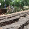 Jalan di Kecamatan Rongga, Bandung Barat rusak akibat bencana pergerakan tanah. Dok Jabar Ekspres/Suwitno