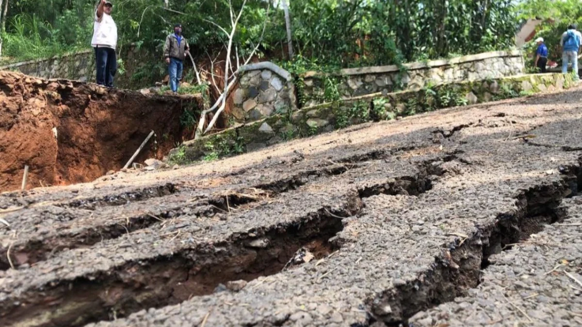 Jalan di Kecamatan Rongga, Bandung Barat rusak akibat bencana pergerakan tanah. Dok Jabar Ekspres/Suwitno