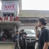 Sejumlah siswa dan alumni mengikuti aksi damai Smansa Melawan di halaman sekolah SMAN 1 Kota Bandung, Sabtu (26/4). Foto: Dimas Rachmatsyah / Jabar Ekspres
