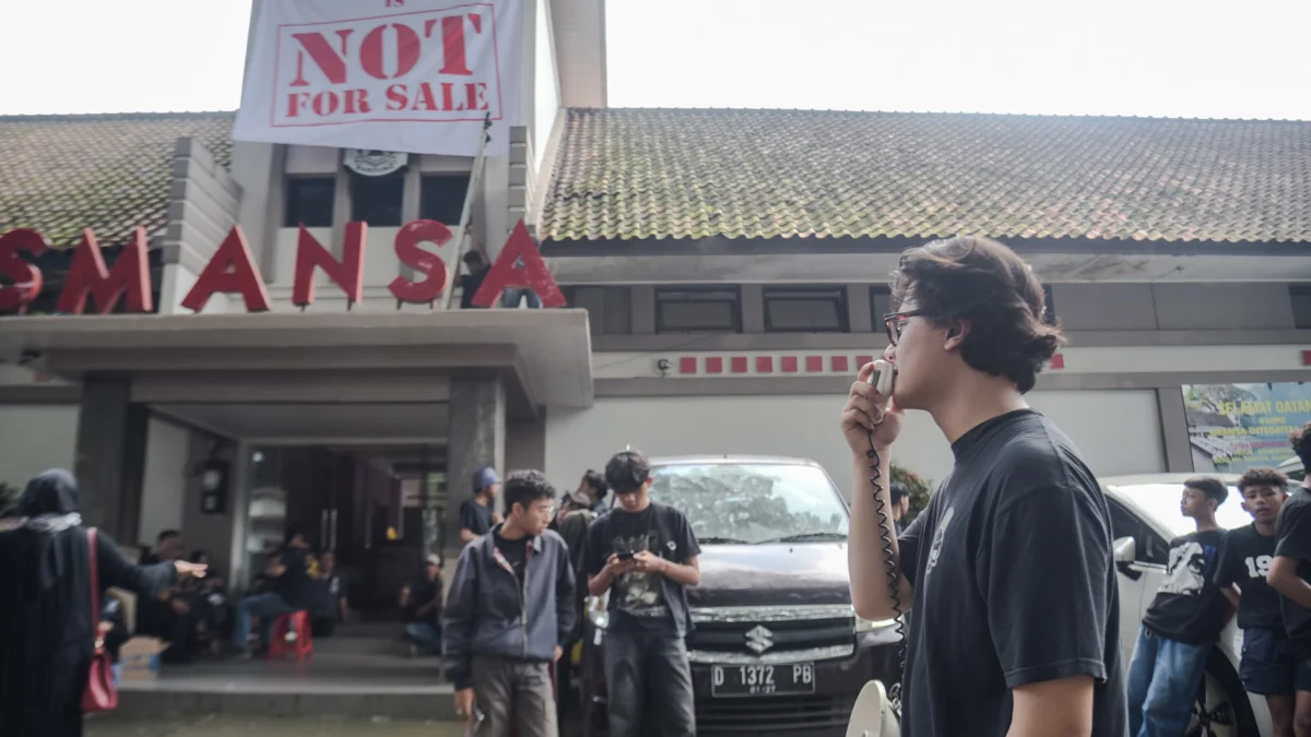 Sejumlah siswa dan alumni mengikuti aksi damai Smansa Melawan di halaman sekolah SMAN 1 Kota Bandung, Sabtu (26/4). Foto: Dimas Rachmatsyah / Jabar Ekspres
