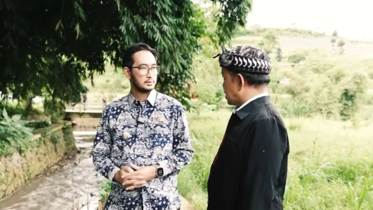 Bupati Bandung Barat, Jeje Ritchie Ismail didampingi Kadis DLH KBB saat meninjau aliran Sungai Citarum beberapa waktu lalu. Dok instagram (ritchieismail)