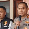 Kapolres Ciamis AKBP Akmal didampingi Kasat Reskrim Polres Ciamis AKP Carsono, saat merilis kasus pembunuhan yang melibatkan pasangan kekasih, Senin (28/4/2025). (Cecep Herdi/Jabar Ekspres)