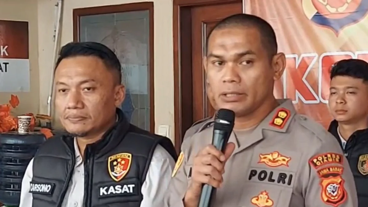 Cinta Berujung Maut, Kekasih Dibantai hingga Tewas Gegara Utang Rp1,5 Juta Kapolres Ciamis AKBP Akmal didampingi Kasat Reskrim Polres Ciamis AKP Carsono, saat merilis kasus pembunuhan yang melibatkan pasangan kekasih, Senin (28/4/2025). (Cecep Herdi/Jabar Ekspres)