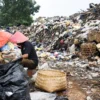 Seorang pemulung memilah sampah di area tumpukan sampah di Pasar Gedebage, Kota Bandung, Senin (28/4). Foto: Dimas Rachmatsyah / Jabar Ekspres
