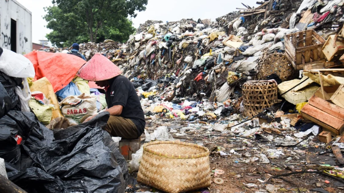 Pedagang Pasar Gedebage Keluhkan Retribusi Kebersihan Dobel, Sampah Jarang Diangkut? Seorang pemulung memilah sampah di area tumpukan sampah di Pasar Gedebage, Kota Bandung, Senin (28/4). Foto: Dimas Rachmatsyah / Jabar Ekspres