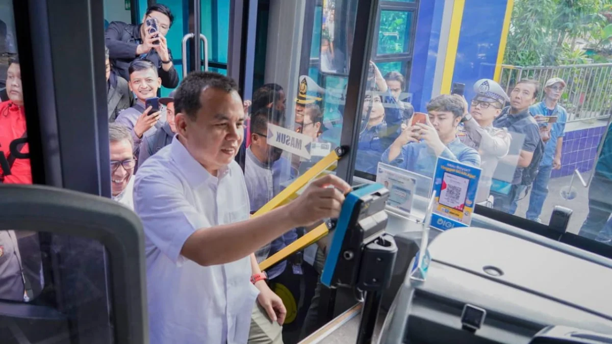 Hadiri Launching BisKita Trans Pakuan, Ketua DPRD Kota Bogor Dukung Pengoperasian Kembali Transportasi Umum Ketua DPRD Kota Bogor, Dr. Adityawarman Adil saat menghadiri launching BisKita Trans Pakuan di Halte Cidangiang, Selasa (8/4). (Foto: Humpro DPRD Kota Bogor)