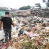 Warga berjalan di atas tumpukan sampah di Pasar Gedebage, Kota Bandung, Senin (28/4). Foto: Dimas Rachmatsyah / Jabar Ekspres