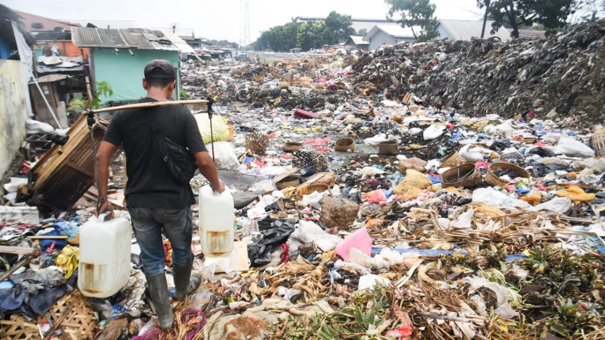 Pemkot Bandung Siap Tindak Tegas Pungutan Ilegal Retribusi Sampah di Pasar Gedebage Warga berjalan di atas tumpukan sampah di Pasar Gedebage, Kota Bandung, Senin (28/4). Foto: Dimas Rachmatsyah / Jabar Ekspres