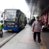 Penumpang berjalan keluar dari transportasi umum bis di Halte Alun-Alun, Jalan Asia Afrika, Kota Bandung, Senin (28/4). Foto: Dimas Rachmatsyah