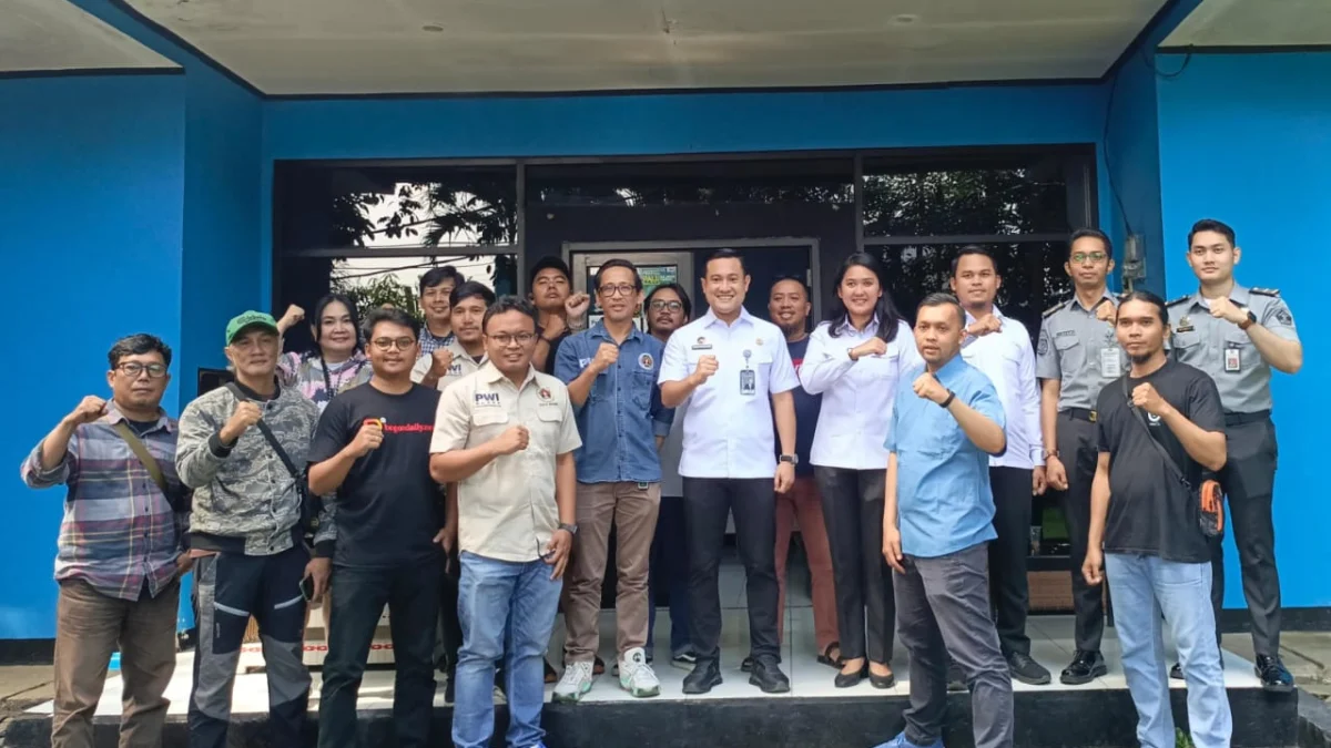 Imigrasi Bogor dan PWI Siap Berkolaborasi Pimpinan Kantor Imigrasi Bogor saat berkunjung ke kantor PWI Kota Bogor, Senin (28/4). (Yudha Prananda / Jabar Ekspres)