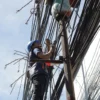 Petugas saat Merapikan Kabel Semrawut di Jalan Gandawijaya Sebrang Alun-Alun Cimahi/Firman Satria/Jabar Ekspres/