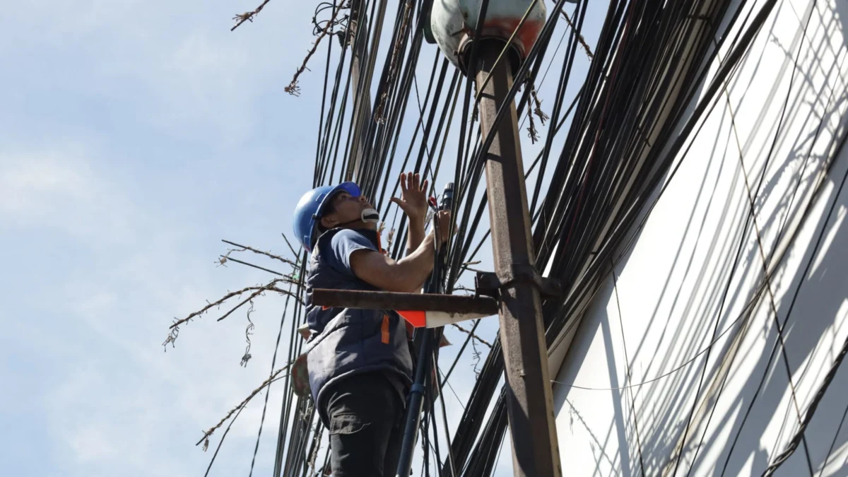Petugas saat Merapikan Kabel Semrawut di Jalan Gandawijaya Sebrang Alun-Alun Cimahi/Firman Satria/Jabar Ekspres/