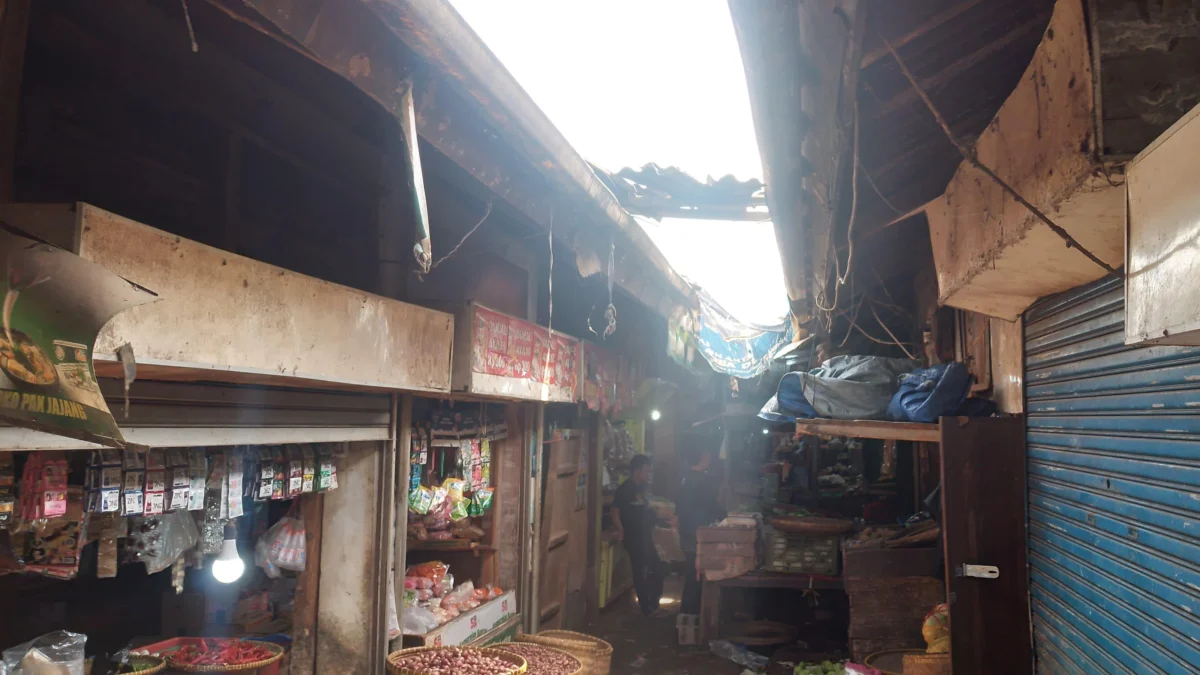Dugaan Jual Beli Lapak Ilegal di Pasar Parakanmuncang Rugikan Rakyat dan Keuangan Daerah! Pasar Parakanmuncang yang terletak di Desa Sindangpakuon, Kecamatan Cimanggung, Kabupaten Sumedang, kembali menjadi sorotan.