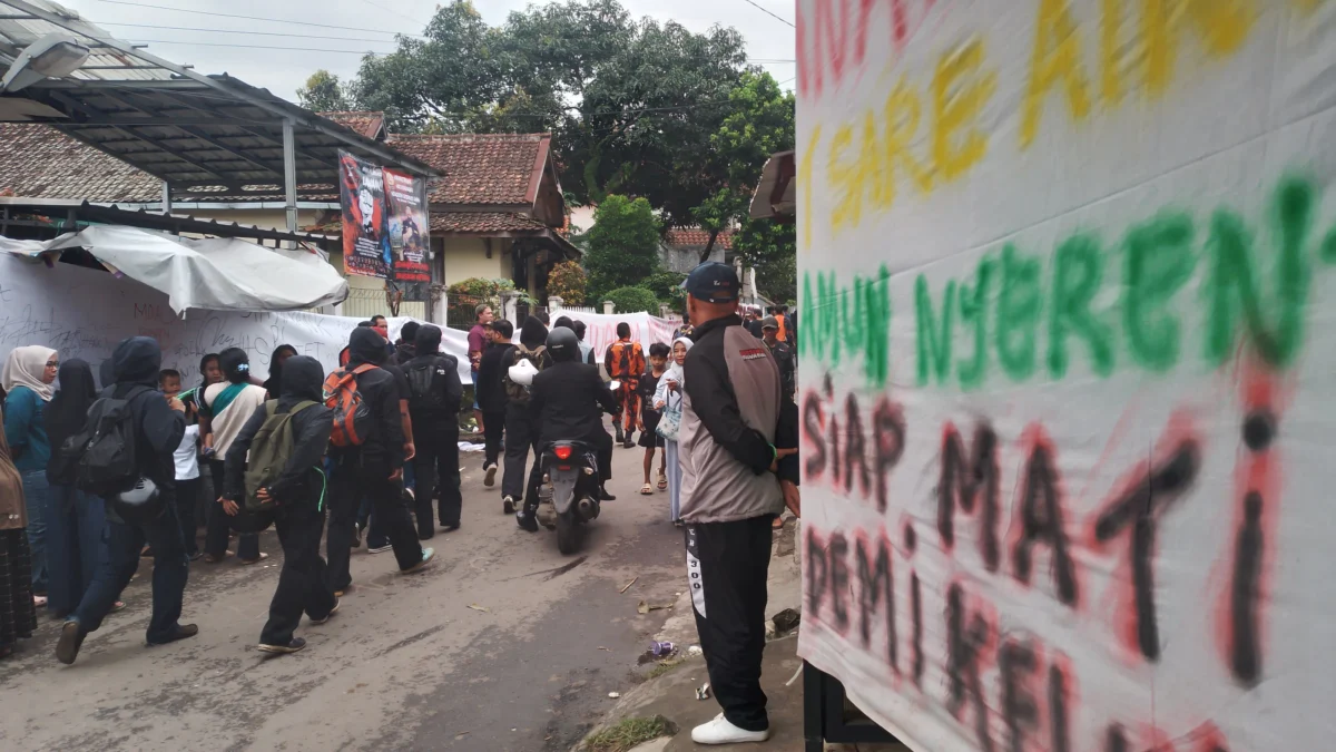 Soal Eksekusi Lahan di Tenjolaya, Bupati Bandung: Silakan Tempuh Jalur Hukum, tapi Jaga Kondisi Aman Sejumlah spanduk dan kain panjang dipasang warga sebagai bentuk petisi menolak eksekusi lahan di Desa Tenjolaya, Kecamatan Cicalengka, Kabupaten Bandung. (Yanuar Baswata/Jabar Ekspres)