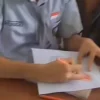 Tangkapan layar video viral di medsos, siswa di SMAN Bandung Barat saat dapat tugas gambar alat kelamin di mata pelajaran Biologi.