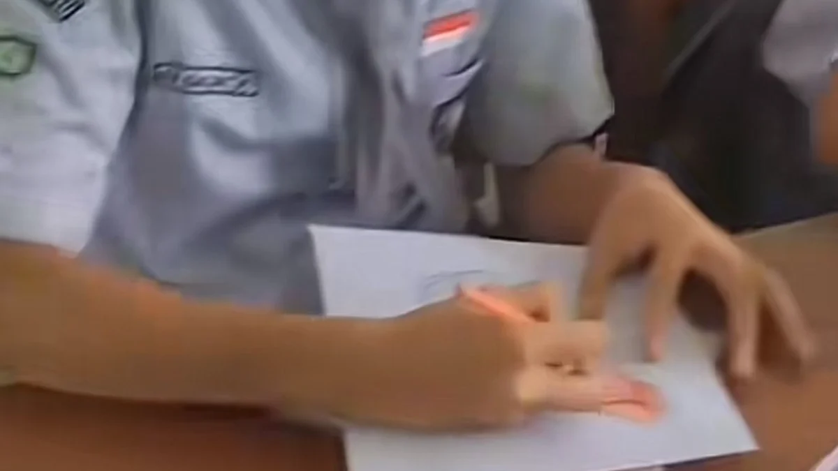 Tangkapan layar video viral di medsos, siswa di SMAN Bandung Barat saat dapat tugas gambar alat kelamin di mata pelajaran Biologi.