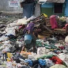 Ilustrasi: Warga melewati tumpukam sampah di Pasar Gedebage. Foto: Dimas Rachmatsyah / Jabar Ekspres