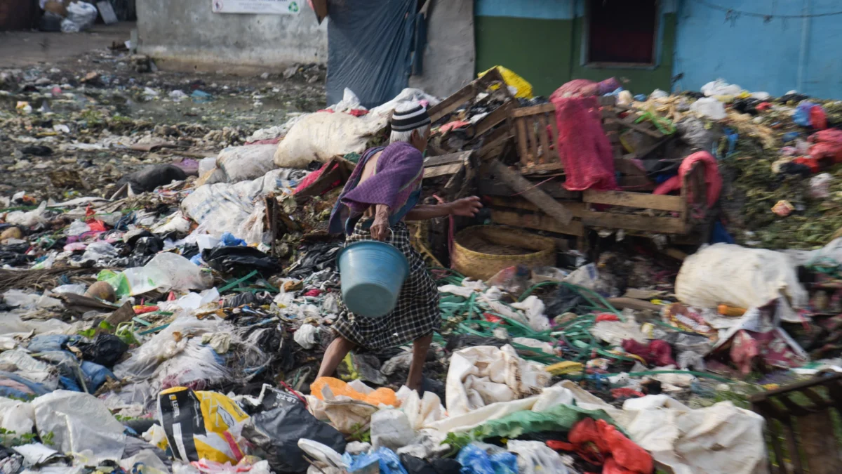 Ilustrasi: Warga melewati tumpukam sampah di Pasar Gedebage. Foto: Dimas Rachmatsyah / Jabar Ekspres