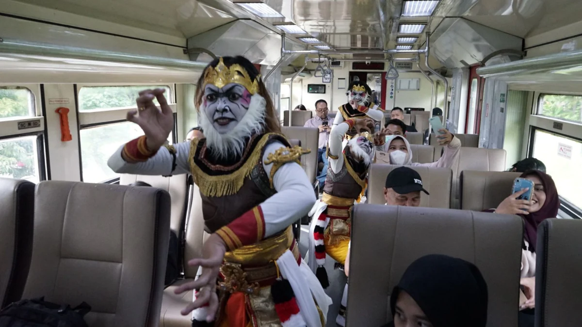 KAI Bandara Perkenalkan Budaya Jogja di Dalam Kereta Lewat Pertunjukan Tari Beksan Wanara KAI Bandara Perkenalkan Budaya Jogja di Dalam Kereta Lewat Pertunjukan Tari Beksan Wanara