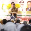 Bupati Ciamis Herdiat Sunarya memberikan paparan dalam Seminar Nasional bertajuk 'Aksi Nyata Pemuda untuk Swasembada Pangan, Menuju Indonesia Emas 2045' yang digelar Pimpinan Daerah (PD) Pemuda Muhammadiyah Ciamis di Aula STIKes Muhammadiyah baru-baru ini. (Cecep Herdi/Jabar Ekspres)