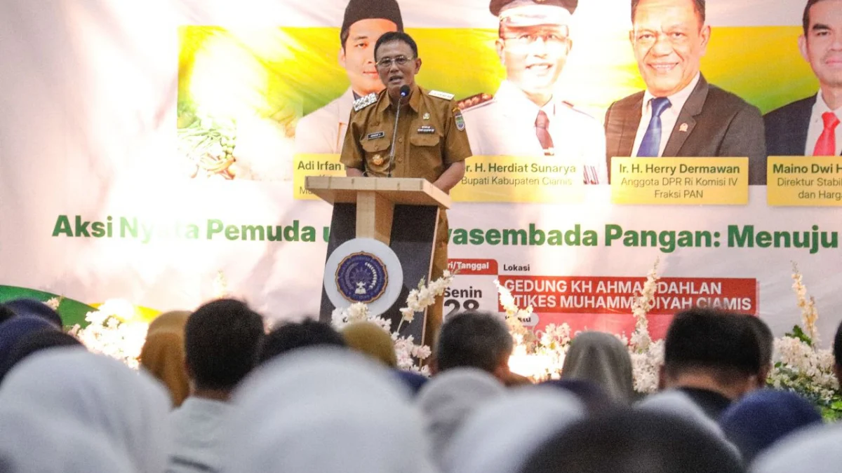 Ciamis Genjot Swasembada Pangan, Gandeng Pemuda dan Fokus Perbaiki Infrastruktur Bupati Ciamis Herdiat Sunarya memberikan paparan dalam Seminar Nasional bertajuk 'Aksi Nyata Pemuda untuk Swasembada Pangan, Menuju Indonesia Emas 2045' yang digelar Pimpinan Daerah (PD) Pemuda Muhammadiyah Ciamis di Aula STIKes Muhammadiyah baru-baru ini. (Cecep Herdi/Jabar Ekspres)