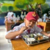 Salah satu siswa SD Negeri 3 Langensari menerima makanan dari program Makan Bergizi Gratis (MBG) dalam pelaksanaan uji coba, Selasa (29/4/2025). (Cecep Herdi/Jabar Ekspres)