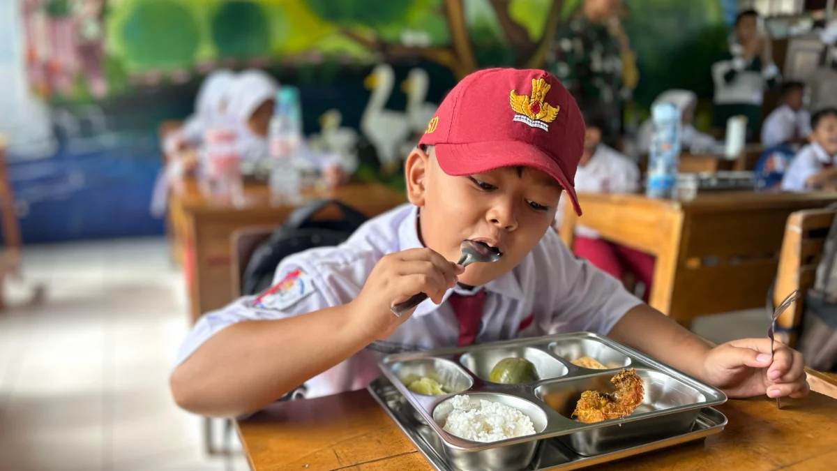 Dapur MBG Baru Rampung, Uji Coba Makan Bergizi Gratis Mulai Dilakukan di Langensari Salah satu siswa SD Negeri 3 Langensari menerima makanan dari program Makan Bergizi Gratis (MBG) dalam pelaksanaan uji coba, Selasa (29/4/2025). (Cecep Herdi/Jabar Ekspres)