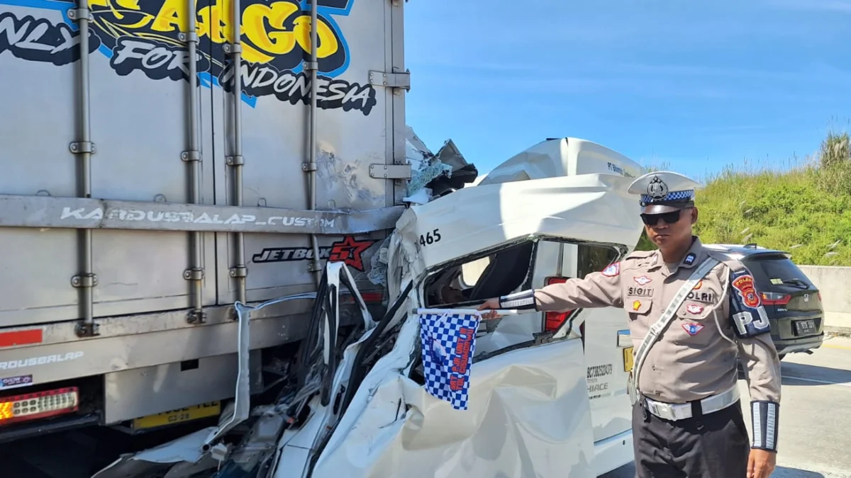 Kecelakaan Maut di Tol Cisumdawu, Mobil Travel Hantam Truk Box hingga 3 Nyawa Melayang Laka lantas di Kilometer (KM) 138 ruas Jalan Tol Cileunyi-Sumedang-Dawuan (Cisumdawu) sekira pukul 10.15 WIB, tepatnya terjadi di wilayah Mandalaherang, Kecamatan Cimalaka, Kabupaten Sumedang pada Selasa, 29 April 2025. (Istimewa)