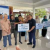 Kepala Bank BJB Cabang Banjar Muhammad Fajar Firdaus menyerahkan simbolis CSR seri A kepada untuk mendukung perkembangan olah raga di Pendopo Kota Banjar, Selasa (29/4/2025). (Cecep Herdi/Jabar Ekspres)