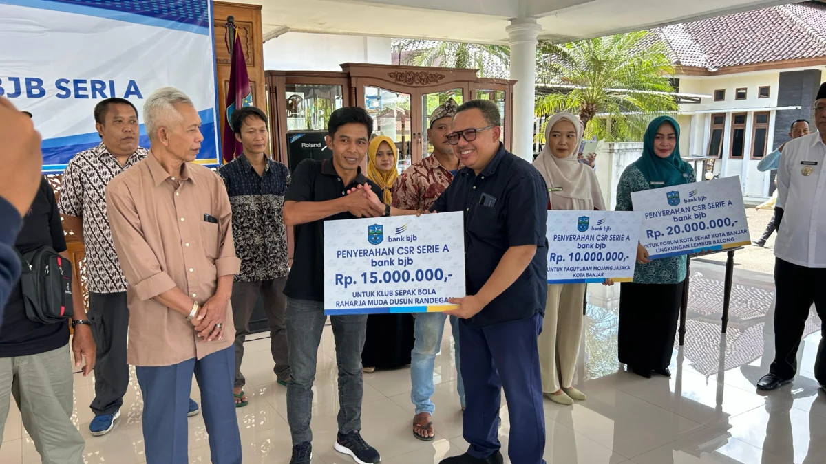 Kepala Bank BJB Cabang Banjar Muhammad Fajar Firdaus menyerahkan simbolis CSR seri A kepada untuk mendukung perkembangan olah raga di Pendopo Kota Banjar, Selasa (29/4/2025). (Cecep Herdi/Jabar Ekspres)