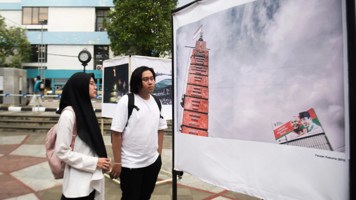 Pengunjung melihat Pameran Foto 70 Tahun Konferensi Asia Afrika (KAA) dan solidaritas Palestina yang digelar Pewarta Foto Indonesia (PFI) Bandung bersama Raws Syndicate di Cikapundung Riverspot, Kota Bandung, Selasa (29/4). Foto: Dimas Rachmatsyah / Jabar Ekspres