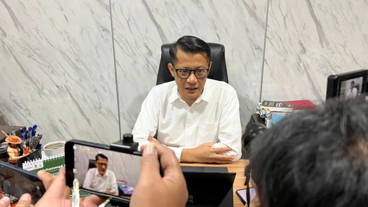 38.723 Calon Jemaah Haji Asal Jabar Siap Berangkat, Mulai 1 Mei 2025! Dok. Kabid PHU Kemenag Jabar Boy Hari Novian saat ditemui di Kantornya. Foto. Sandi Nugraha.