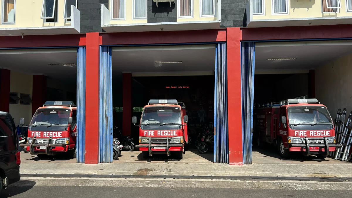 Kondisi Sarana Darurat BPBD dan Damkar Kota Banjar Memprihatinkan, Mobil Usang Hingga Gudang Tak Layak Tiga mobil pemadam kebakaran terparkir di kantor UPTD Damkar Kota Banjar, Rabu (30/4/2025). Kondisinya sudah usang dan sering mogok saat digunakan untuk menangani kedaruratan. (Cecep Herdi/Jabar Ekspres)