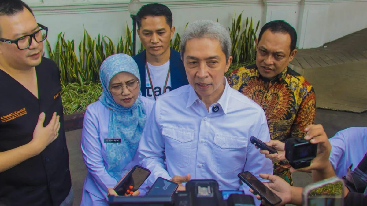 Perkuat Generasi Emas, Pemkot Bogor Berkolaborasi Siapkan 2000 Dosis Vaksin Gratis untuk Anak Wali Kota Bogor, Dedie A. Rachim bersama jajaran dan stakeholder usai pelaksanaan vaksinasi gratis Hepatitis A dan PVC13 di Balai Kota Bogor, Rabu (30/4). (Yudha Prananda / Jabar Ekspres)