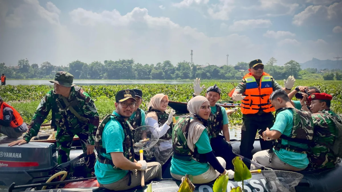 Bupati Bandung Barat Jeje Ritchie Ismail ditemani istrinya Syahnaz Sadiqah saat menyusuti aliran Sungai Citarum di Kecamatan Cihampelas. Rabu (30/4/2025).