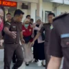 R yang merupakan mantan Sekretaris DPR Banjar ditetapkan tersangka dalam kasus digaan korupsi tunjangan perumahan dinas dan transportasi DPRD Banjar periode 2017-2021, Rabu (30/4/2025). (Cecep Herdi/Jabar Ekspres)