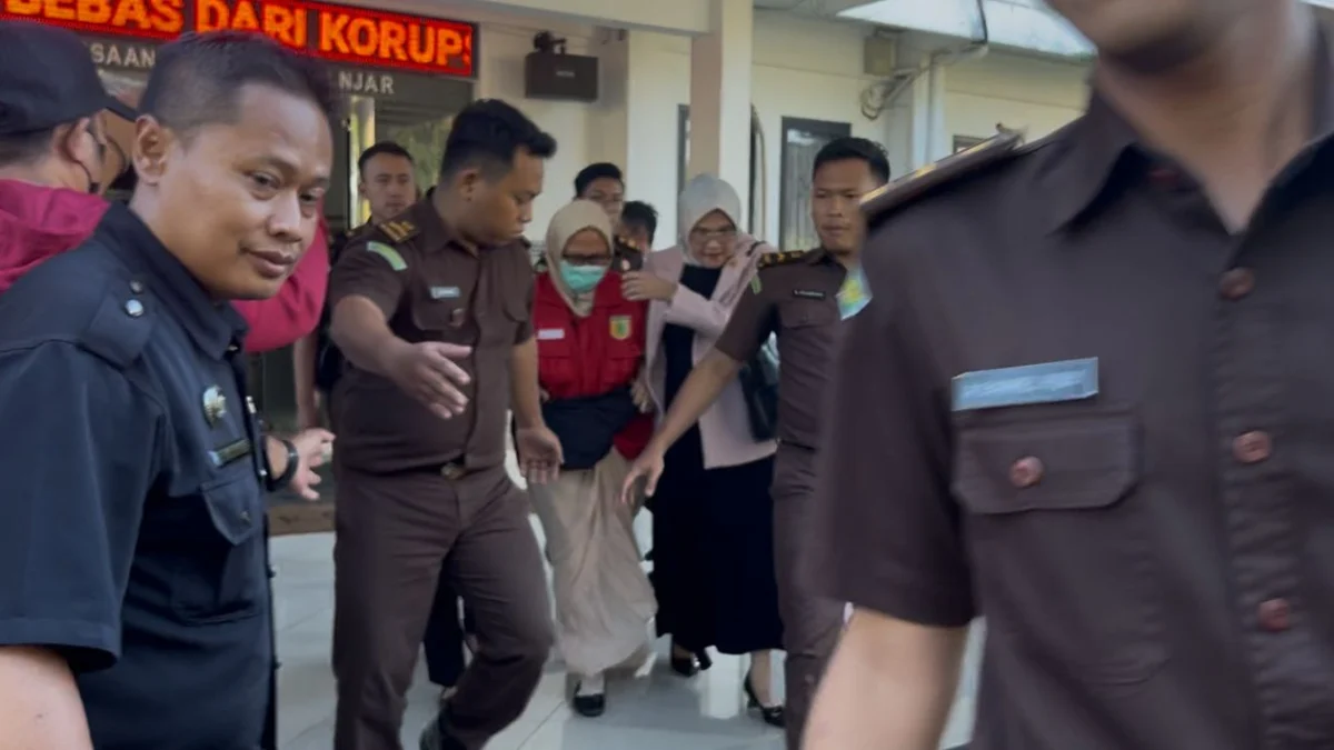 Skandal Tunjangan Rp3,5 M, Mantan Sekretaris DPRD Banjar Ditahan! R yang merupakan mantan Sekretaris DPR Banjar ditetapkan tersangka dalam kasus digaan korupsi tunjangan perumahan dinas dan transportasi DPRD Banjar periode 2017-2021, Rabu (30/4/2025). (Cecep Herdi/Jabar Ekspres)