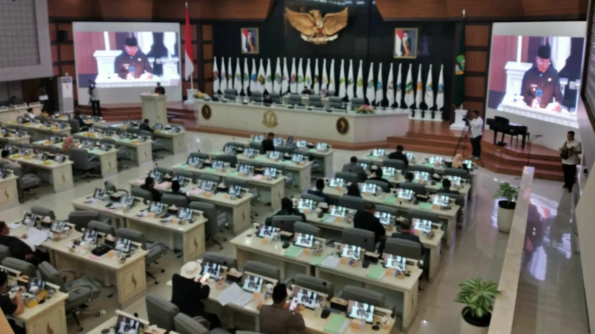 Wagub Erwan Setiawan saat memaparkan alasan usulan raperda, Rabu (30/4).
