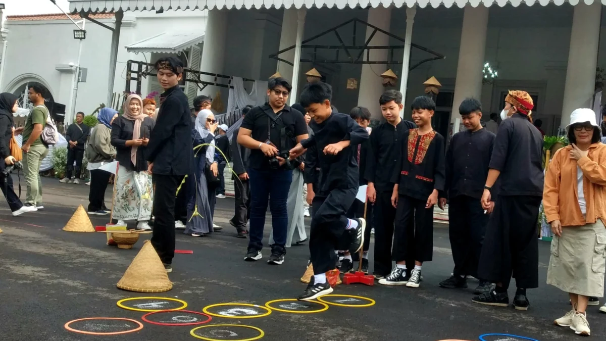 Anggota Komunitas Hong mengenalkan permainan tradisional dalam Abdi Nagri Nganjang Ka Warga di Gedung Pakuan, Sabtu (12/4)